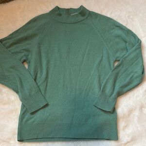 Green Turtle Neck Sweater with Long Sleeves